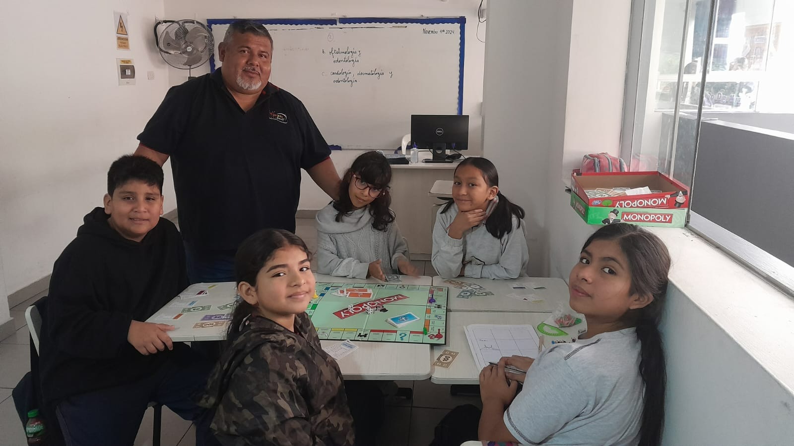 Niño aprendiendo educación financiera